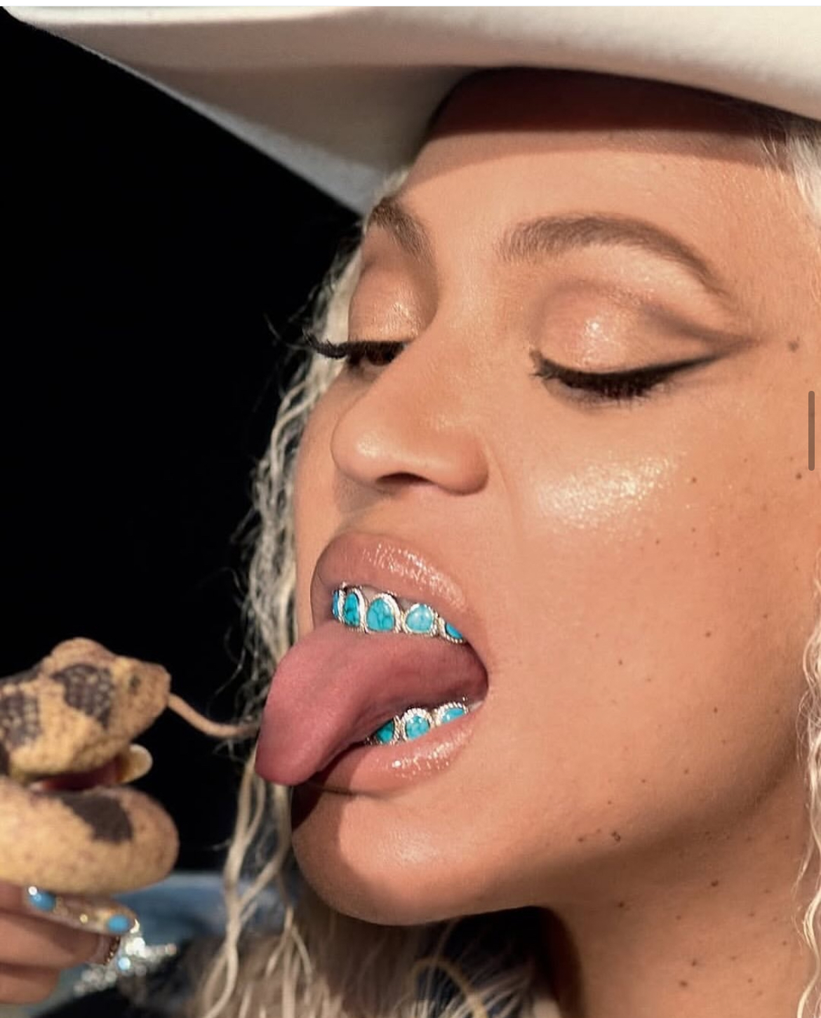 Bomb Accessories Beyonce Debuted A Custom Cowboy Carter 8X8 Spiderweb Turquoise And Diamond Grill